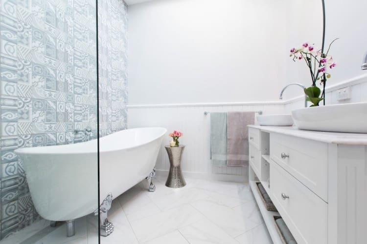 Freestanding bath