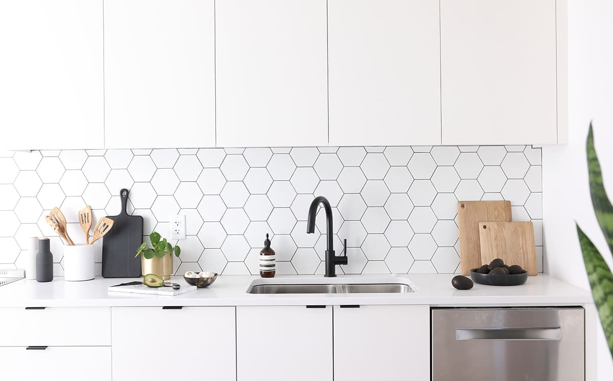white kitchen splashback tiles
