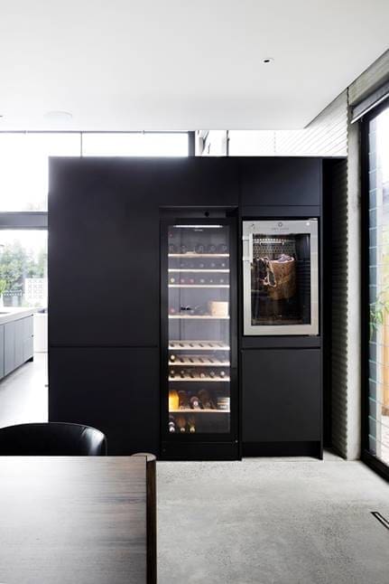 Sleek in buit appliances in kitchen design