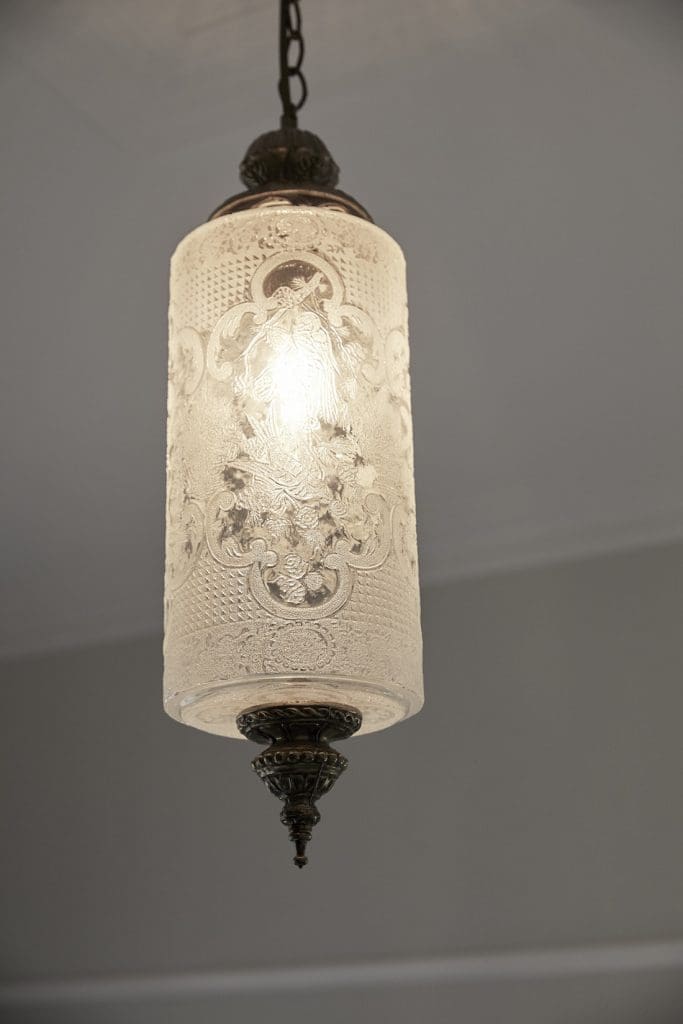 Glass pendant light with lace-look finish