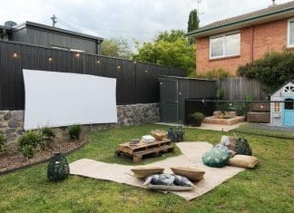 23 stay at home date night ideas: Romantic, family and solo fun! Outdoor cinema in backyard