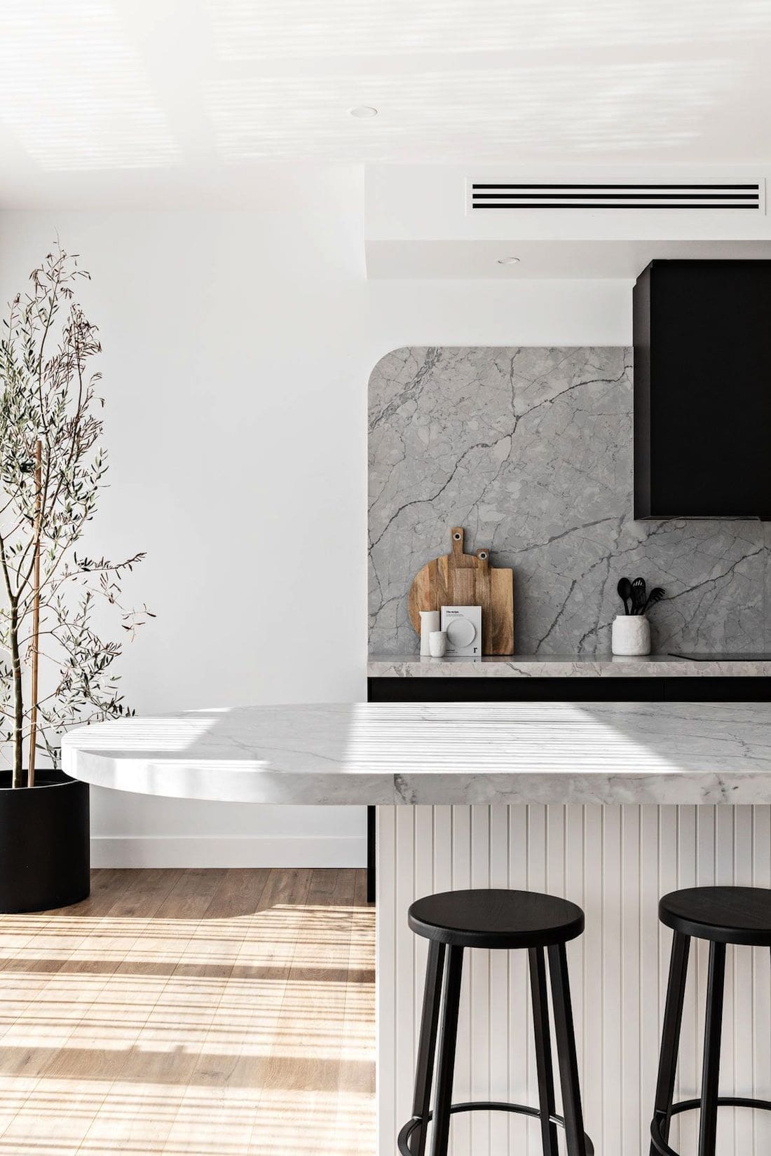 Curved island bench