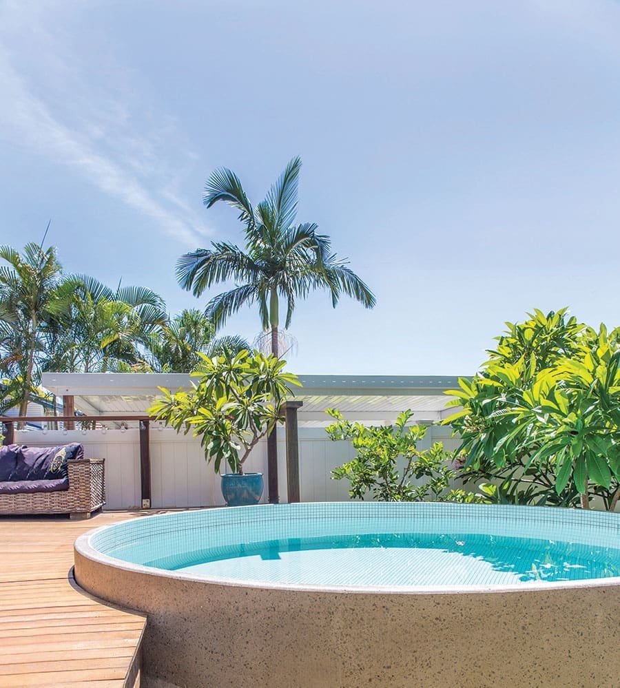Round plunge pool