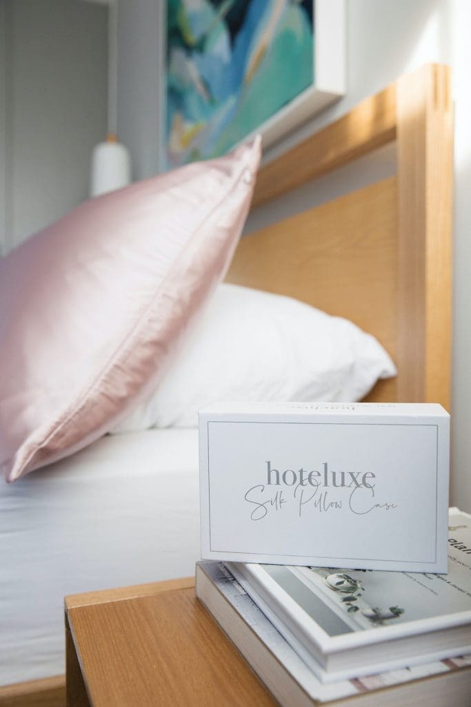 Gift box of silk pillowcase