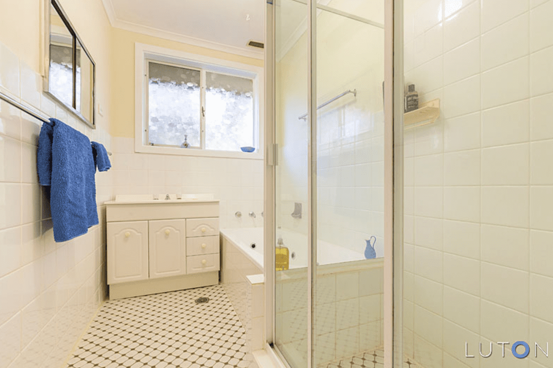 Evatt House bathroom before the renovation