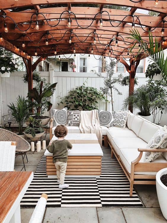 Sectional outdoor sofa with black and white rug
