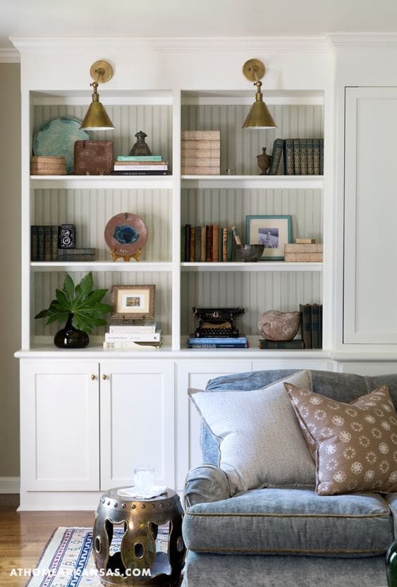 Bookshelf decor_21 decorating hacks for rental properties