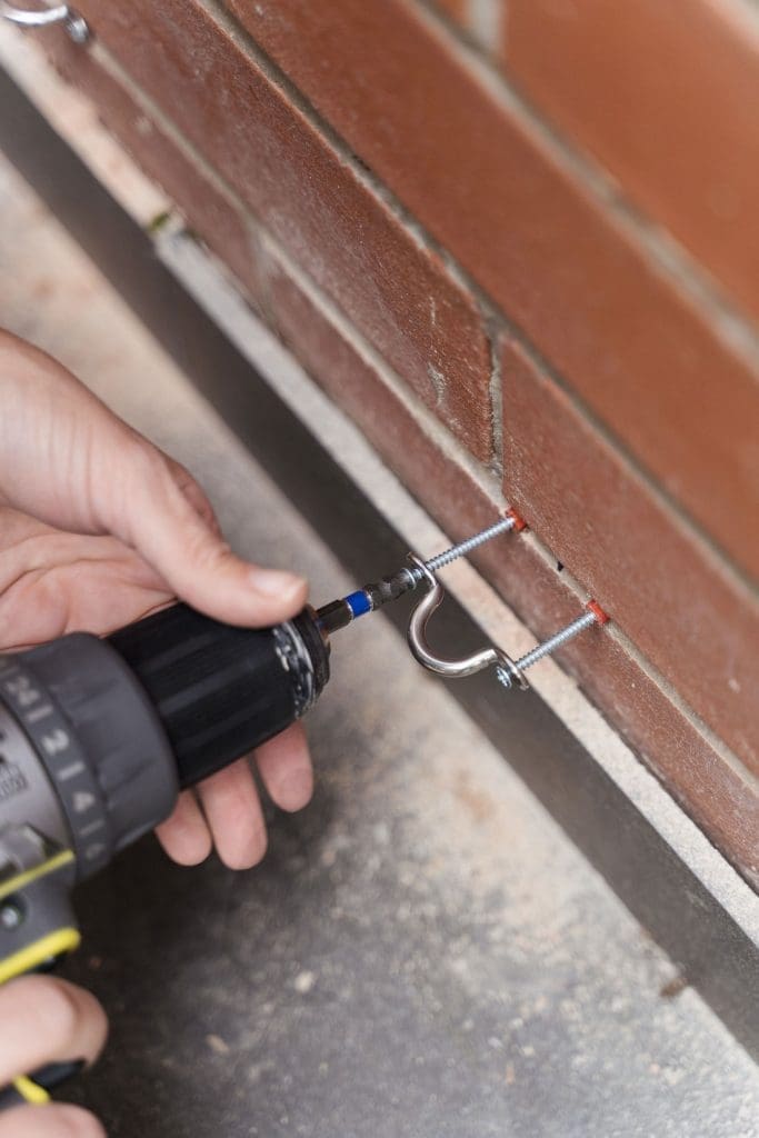 Fix brackets along the top and bottom