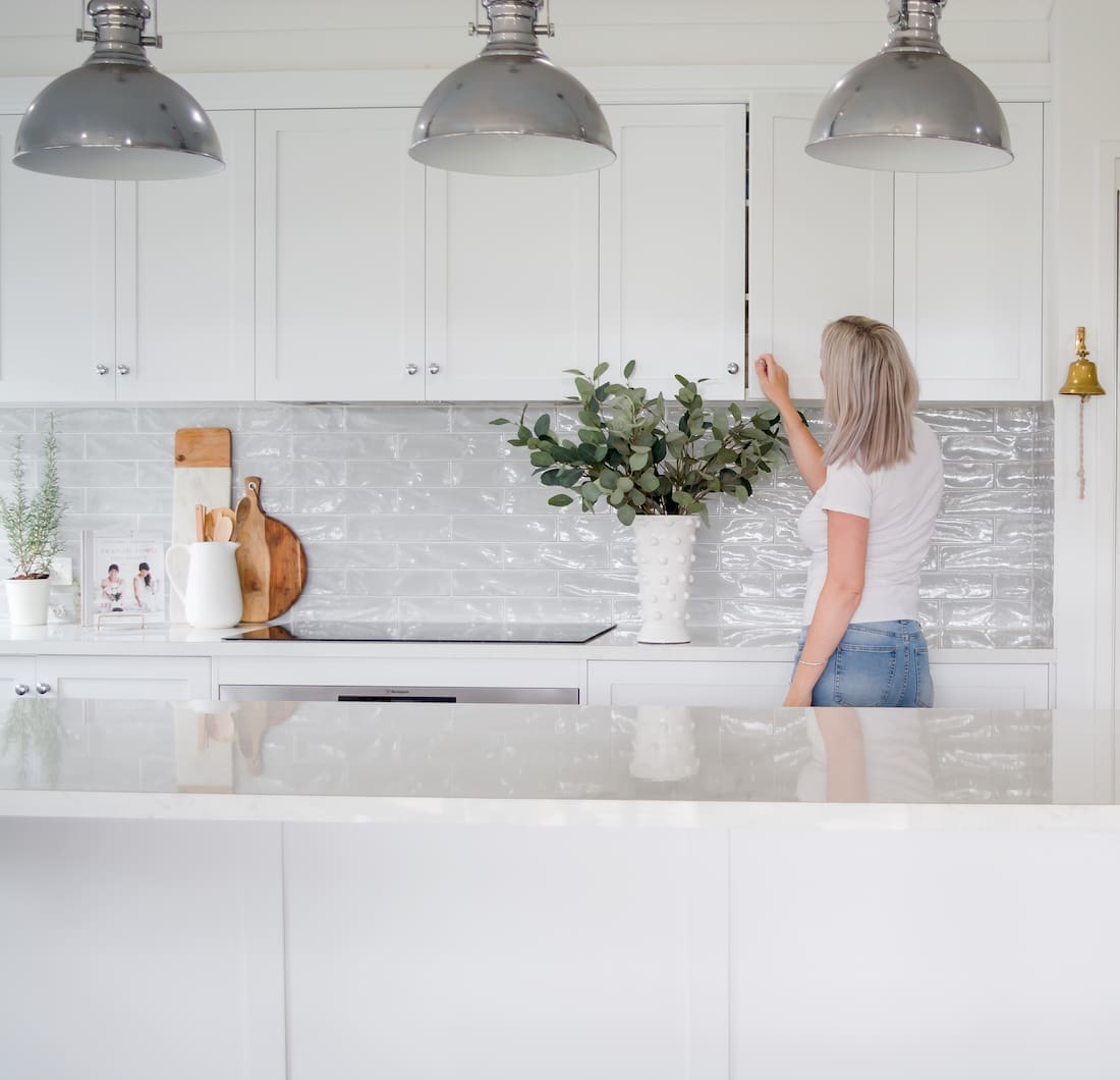 White hamptons kitchen _ classic coastal home