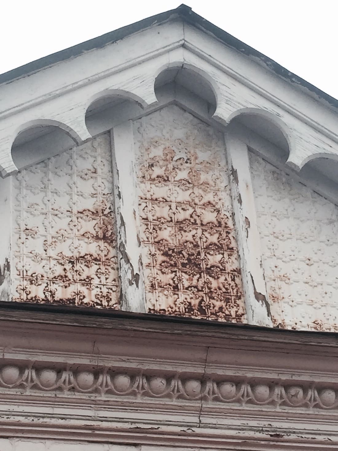 RaeRae Austin Maynard exterior damage before the renovation