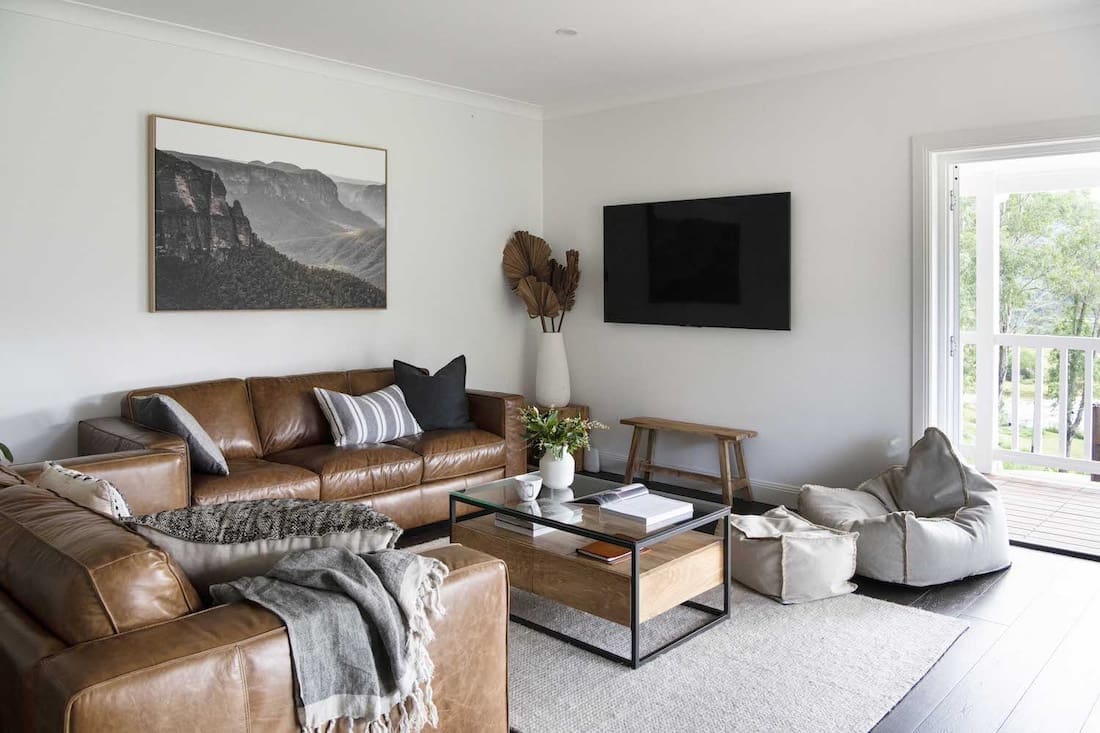 Relaxed style living room with leather couches