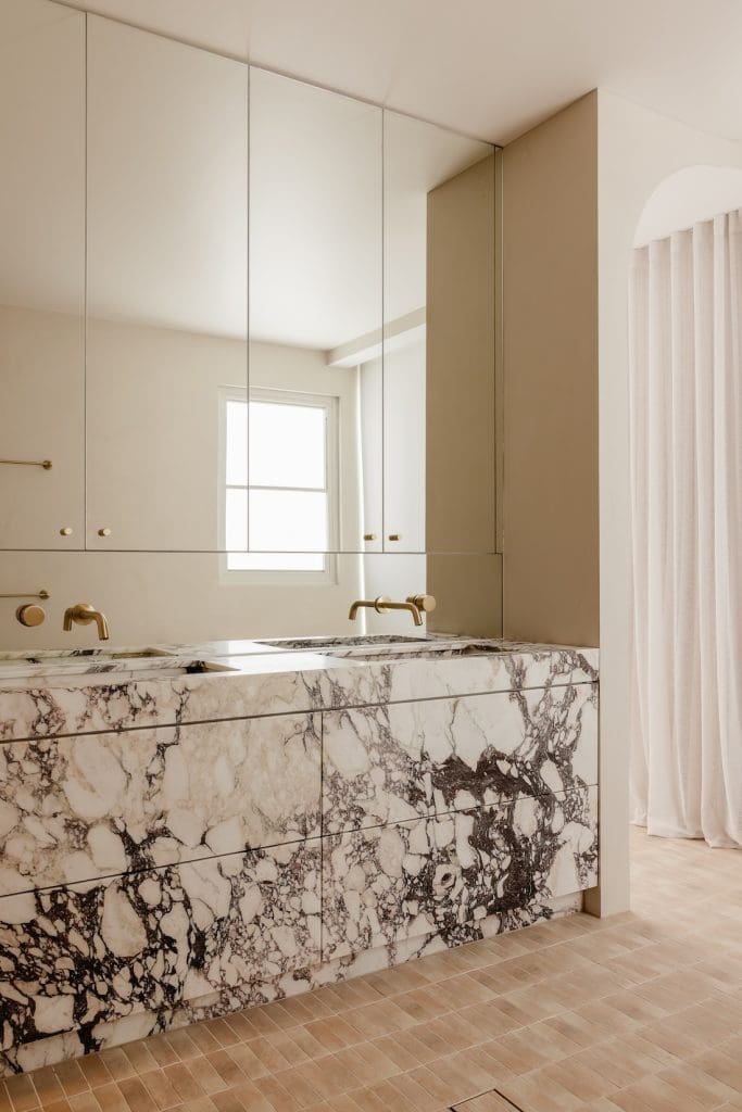 Heavily veined marble vanity in Gréce
