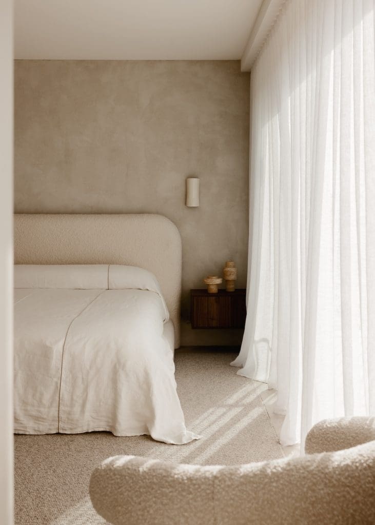 Neutral bedroom with sheer curtains in Gréce