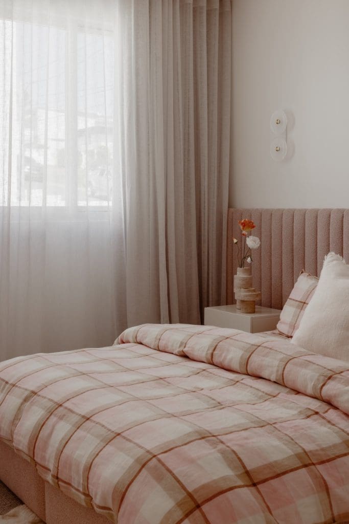Checked bedding and pink bedhead in Gréce