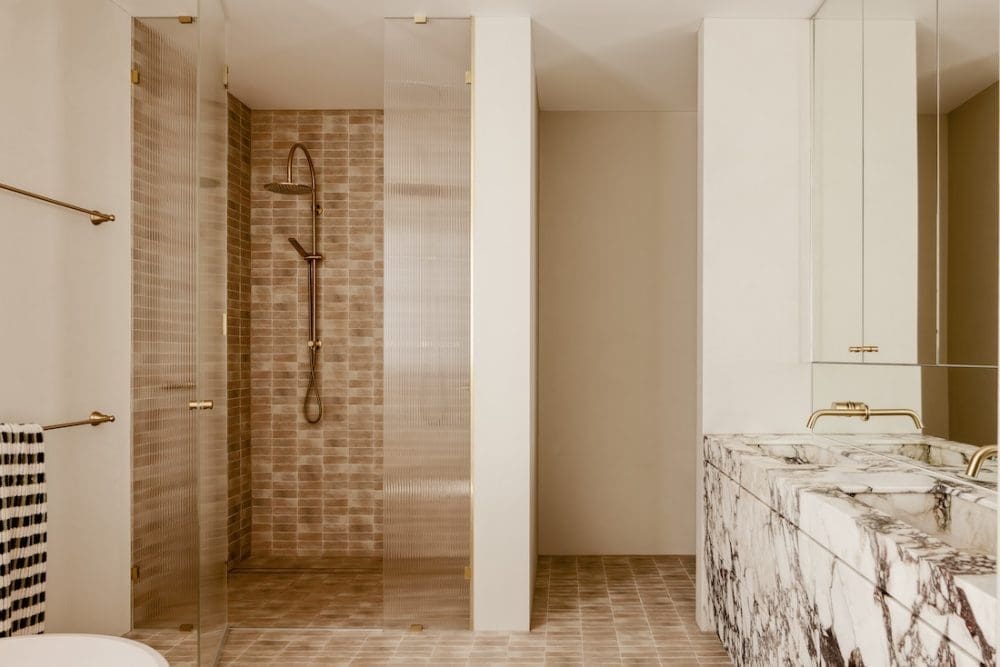 Ensuite vanity and shower in Gréce