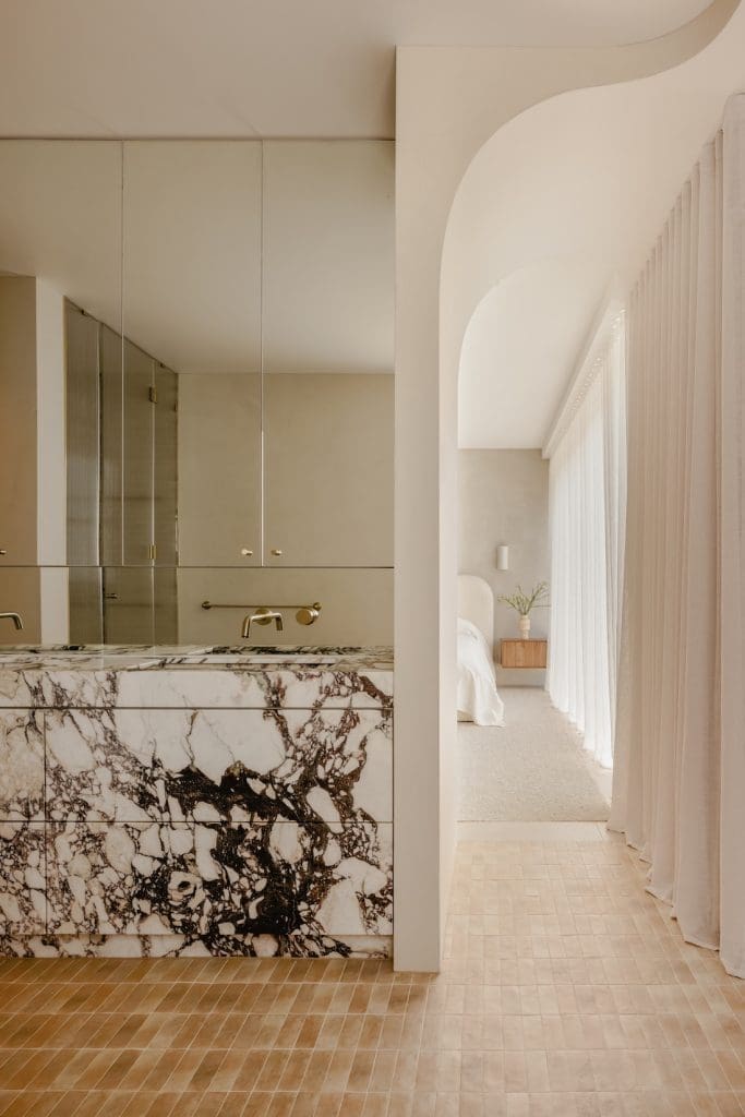Heavily veined marble ensuite vanity in Gréce