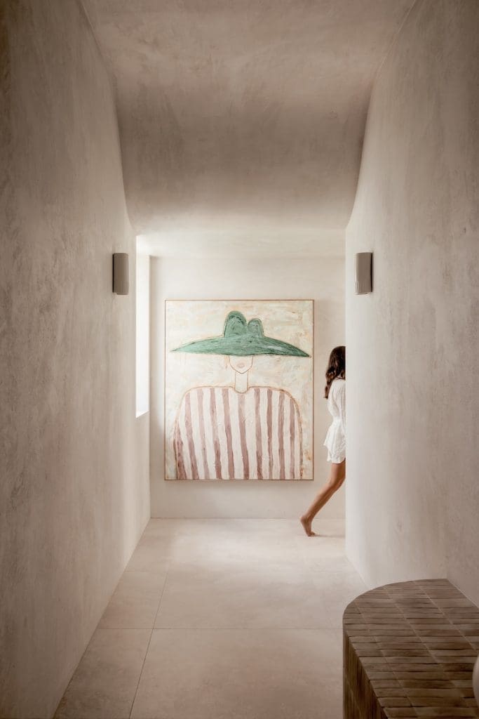 Entry hallway with large artwork at Gréce