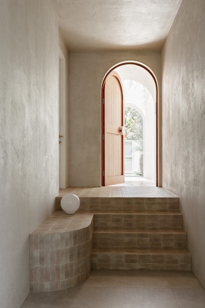 Entryway with curved door framed at Gréce