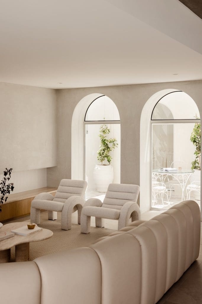 Living room with arched windows at Gréce