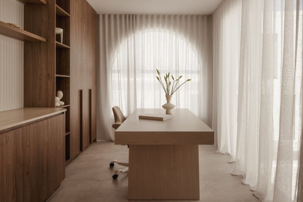 Office space with arched window at Gréce