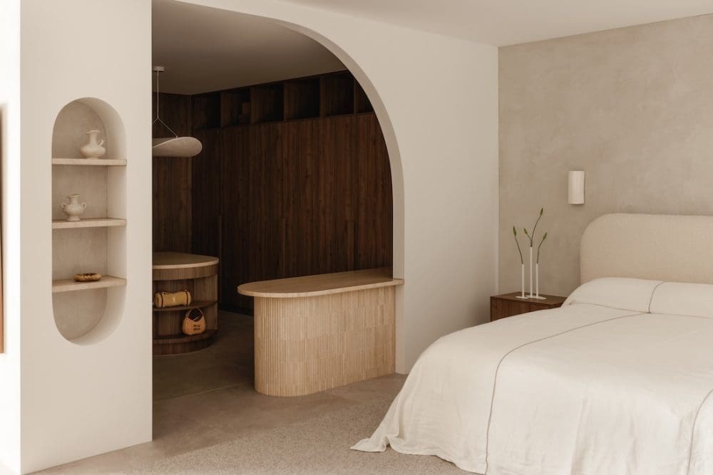 Master bedroom with curved doorframe at Gréce