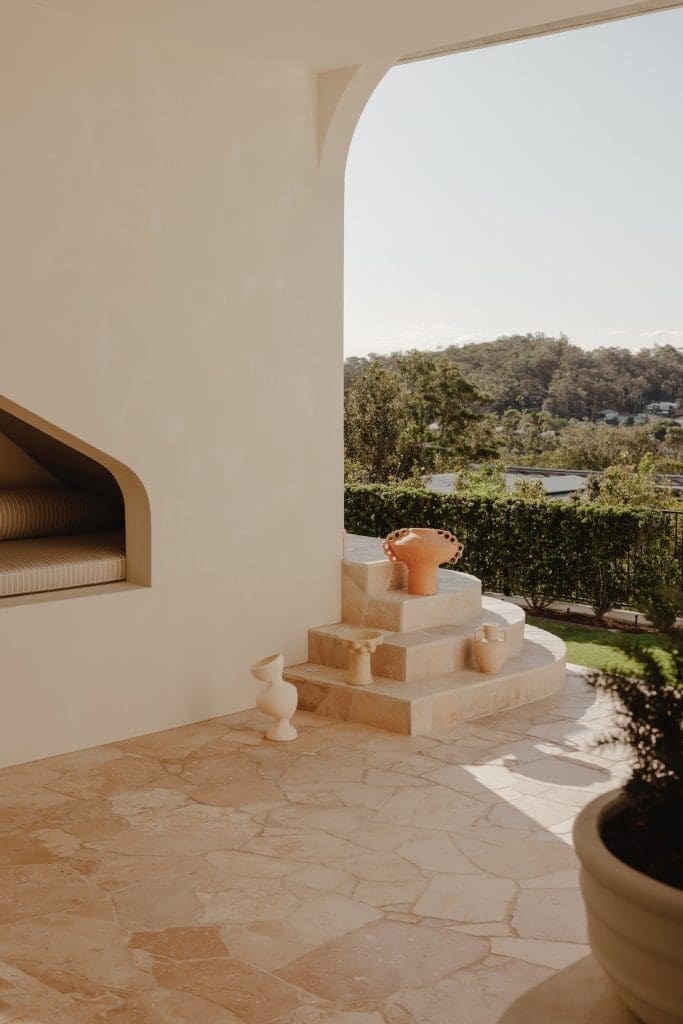 Outdoor patio with seating nook in wall at Gréce