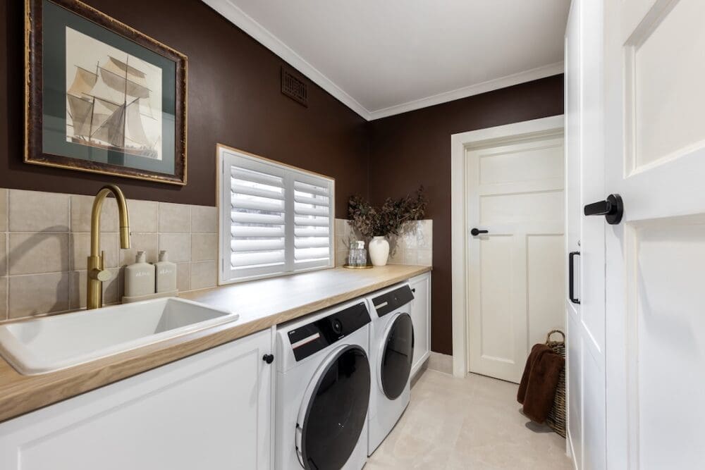 Laundry in Alisa and Lysandra coastal heritage Tudor AirBnB