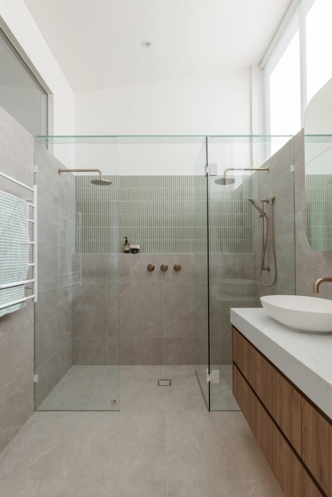 Double shower with mixers in centre
