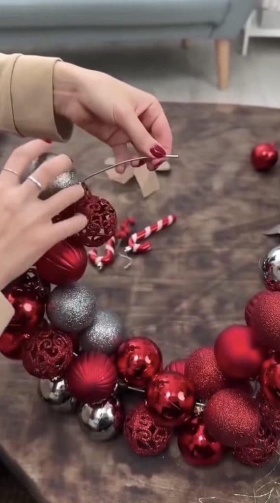 Make a bauble wreath Christmas decorating hacks